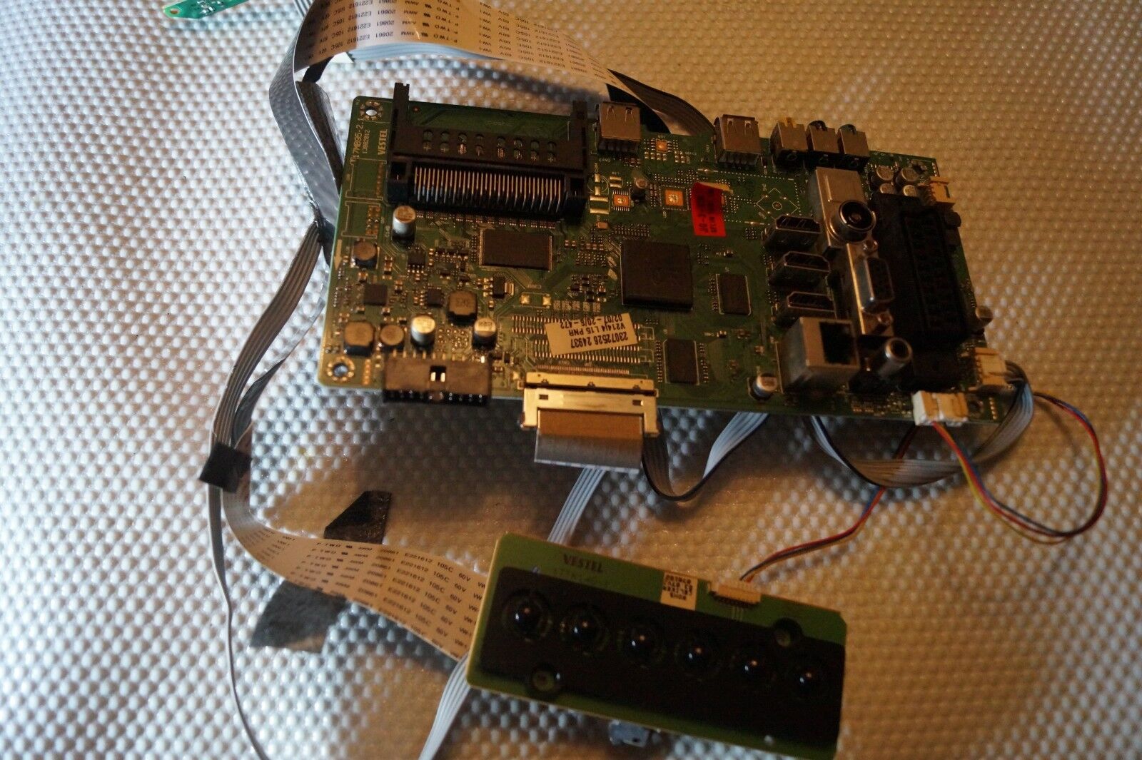 MAIN BOARD 17MB95-2.1 23072526 FOR 40″ TOSHIBA 40L1353DB LED TV, LTA400HM23