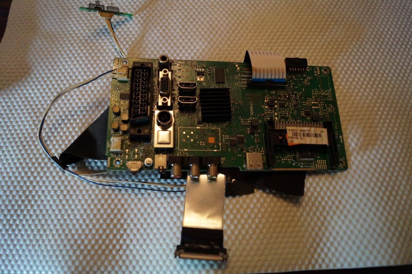 MAIN BOARD 17MB82S 23365718 FOR 32″ BUSH DLED32165HD LED TV,  VES315WNDB-2D-N12