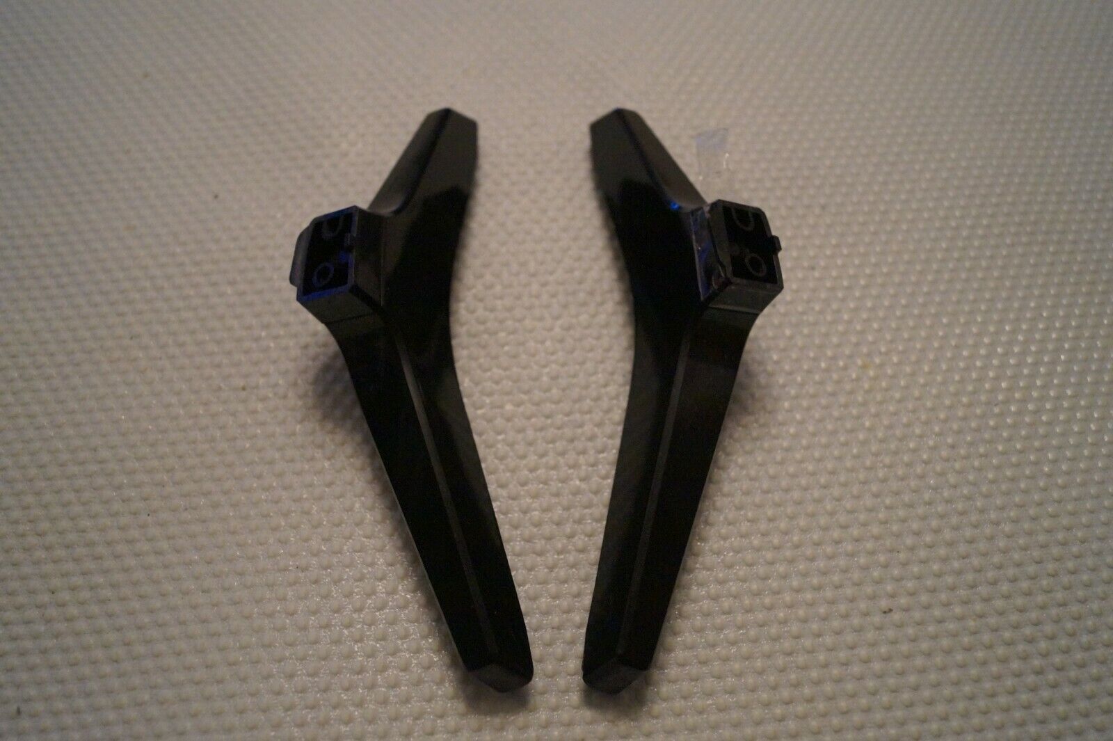 TABLETOP STAND LEGS LEFT & RIGHT FOR 32″ BLAUPUNKT 32/1360 TV + GENUINE SCREWS