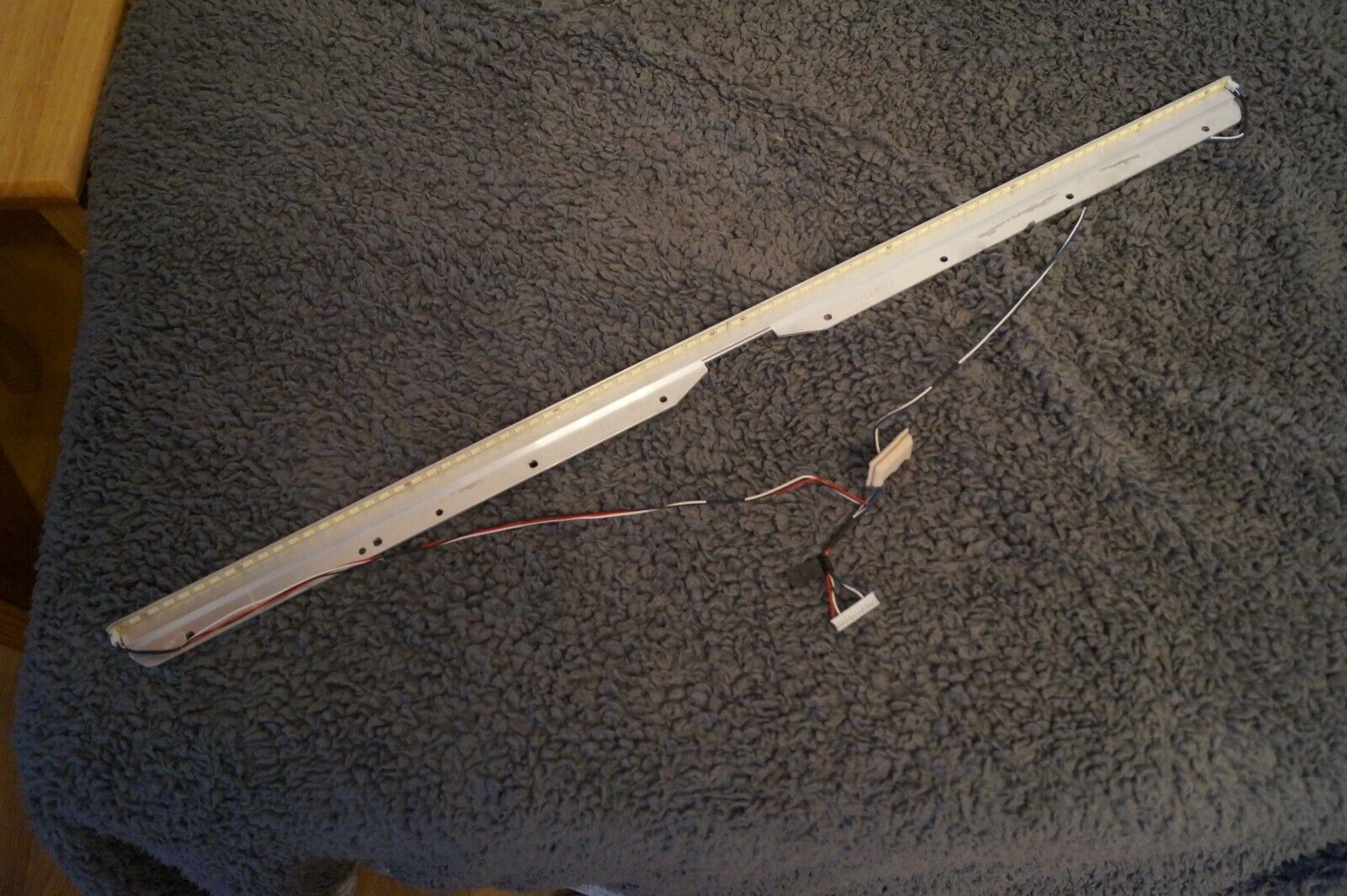 LED EDGE BACKLIGHT STRIP FOR T315XW06 V.3 FROM 32″ BUSH LED32982H DT TV