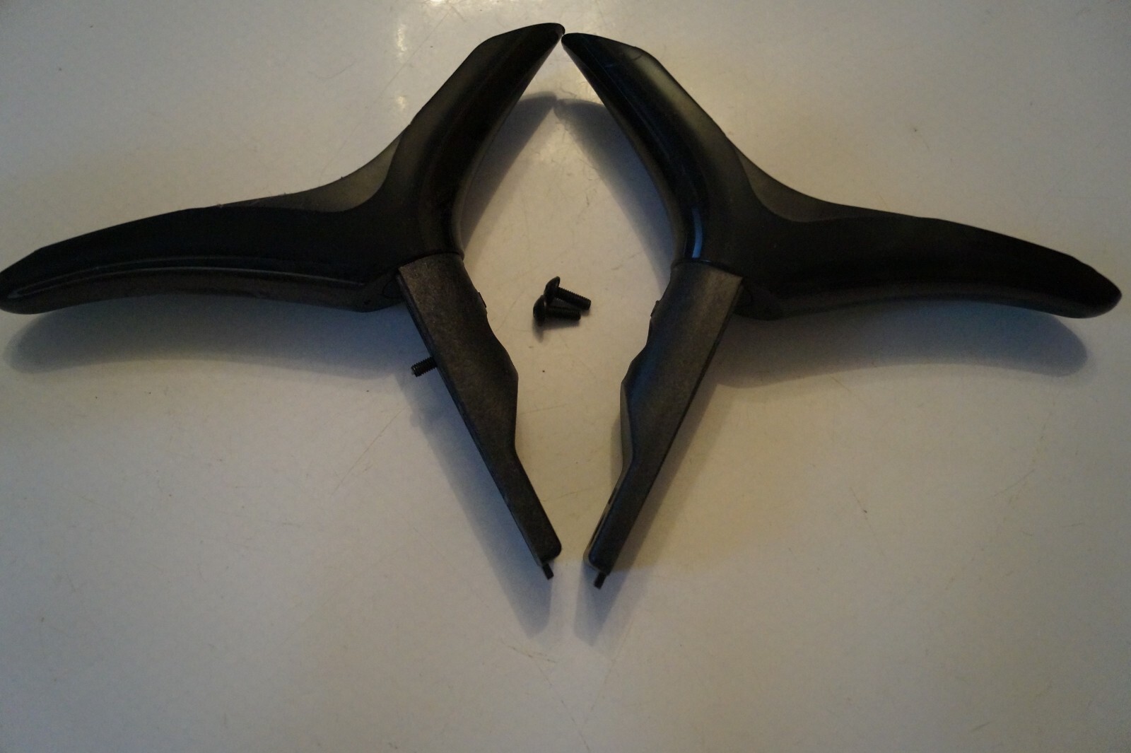 STAND LEGS L & R FOR 32″ TOSHIBA 32W1633DB + GENUINE SCREWS