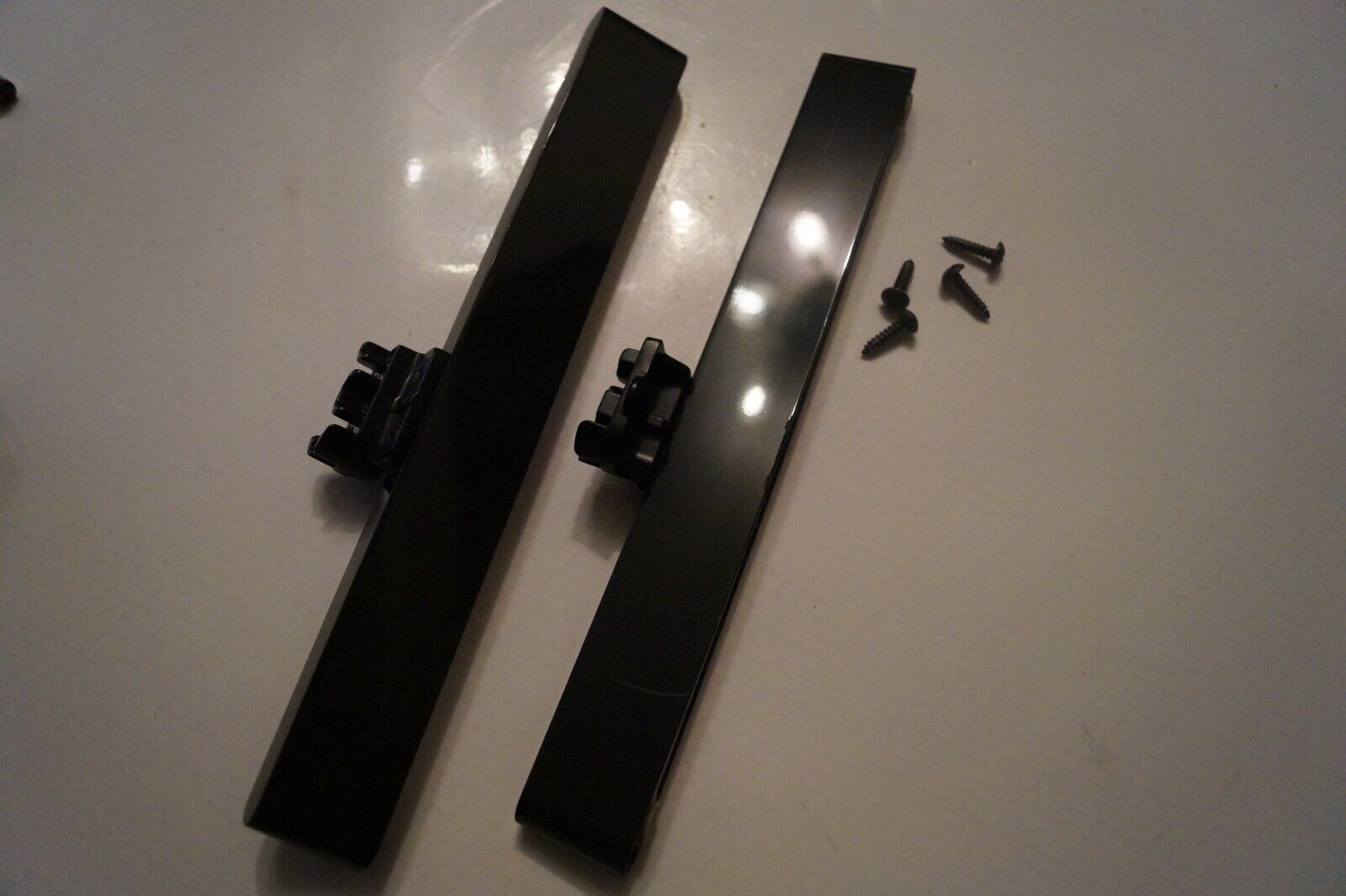 TABLETOP STAND LEGS L & R FOR 49″ HISENSE H49M2600 + SCREWS