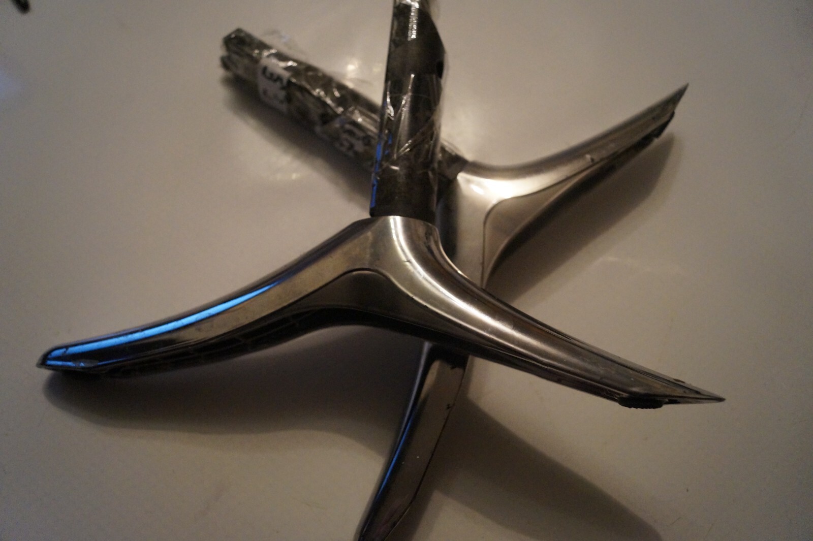 TABLETOP STAND LEGS LEFT & RIGHT FOR 43″ LUXOR LUX01430007/01 TV + SCREWS