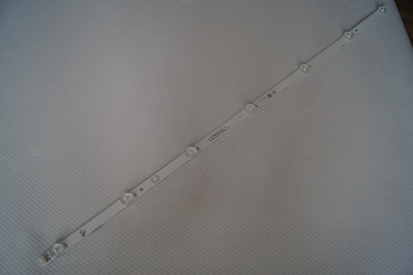 BACK LIGHT RF-CF700002CF30-0701 A1 LED STRIP C TYPE FOR 70″ VES700QNTT-02-Z02