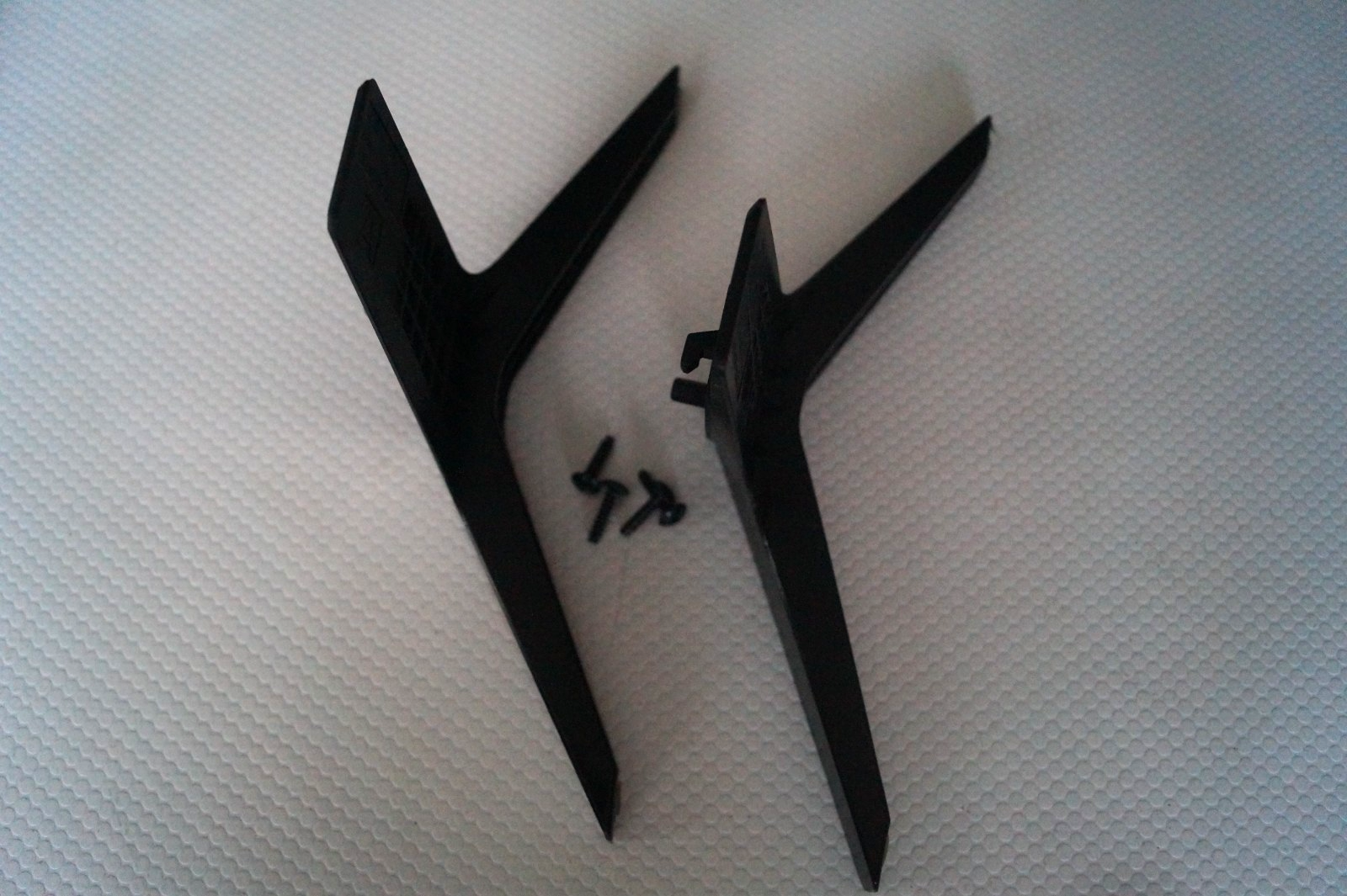 STAND FOR 49″ LG 49UJ651V TV TV LEGS L & R FEET GENUINE WITH SCREWS