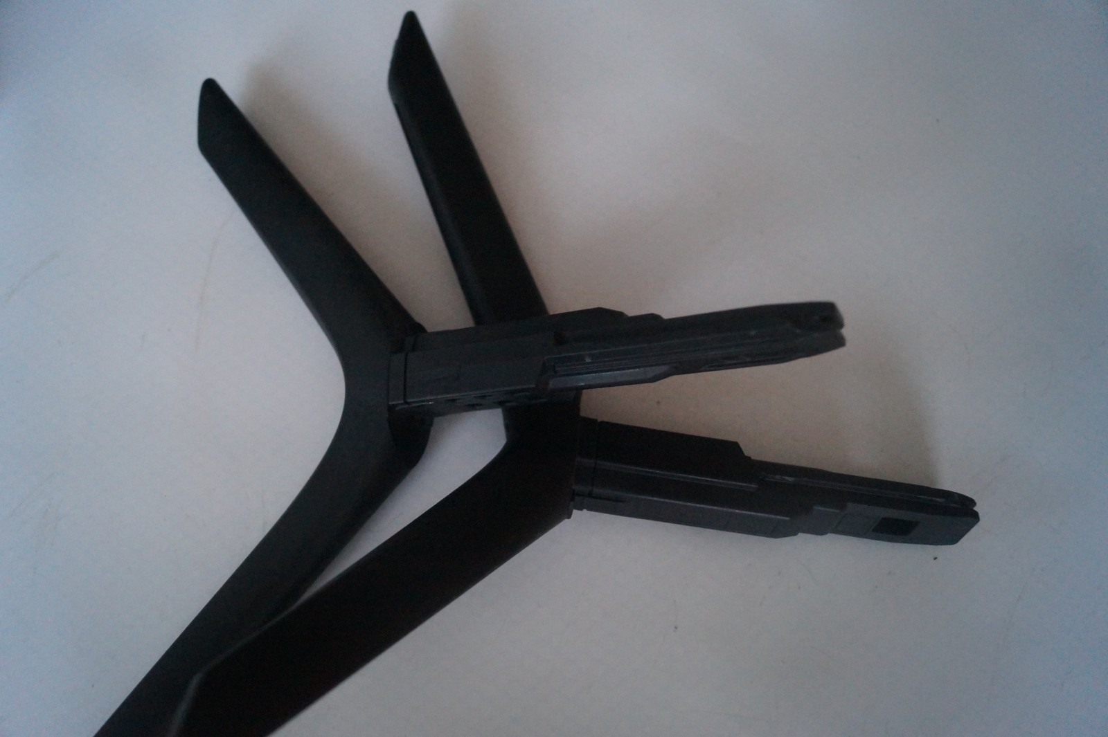 STAND LEGS LEFT & RIGHT LEGS FOR 50″ SAMSUNG QE50Q60TAU TV GENUINE