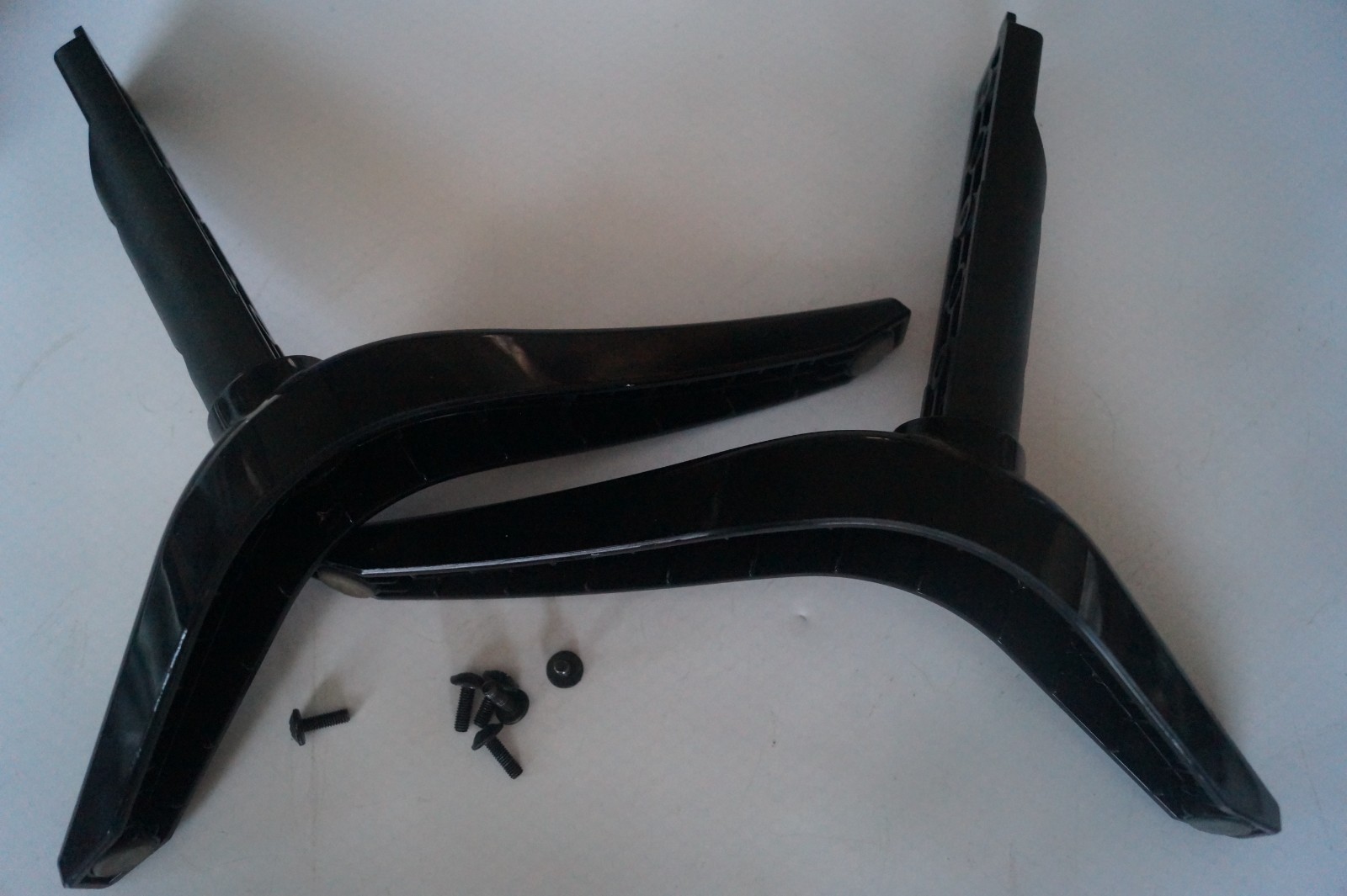 TABLETOP STAND LEGS L & R FOR 43″ BUSH DLED43287FHDCNTD + GENUINE SCREWS