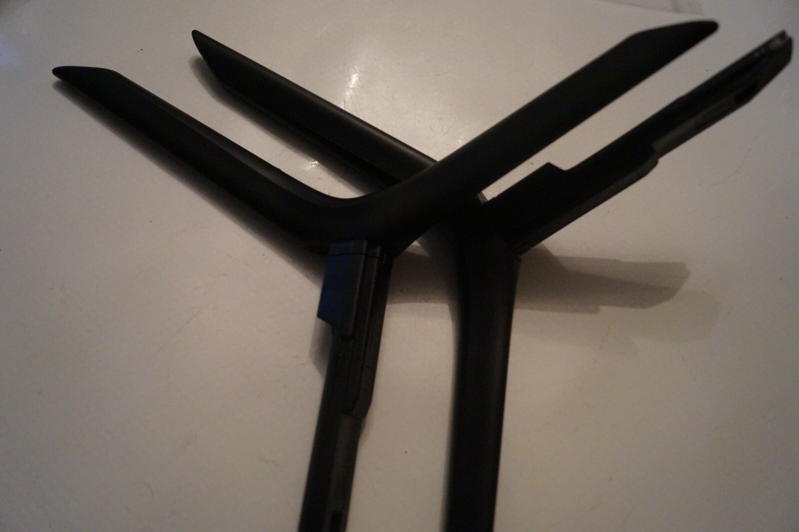 TABLETOP STAND LEGS L & R FOR 70″ SAMSUNG UE70TU7020K TV + GENUINE SCREWS