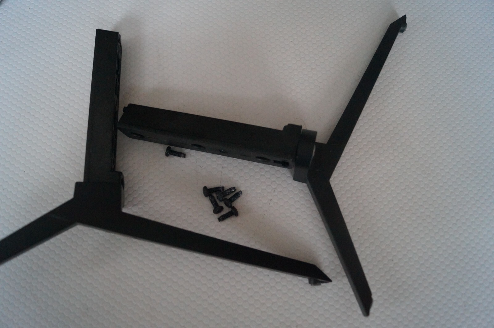 TABLETOP STAND LEGS LEFT & RIGHT FOR 65″ LUXOR LUX0165005/01 TV GENUINE + SCREWS