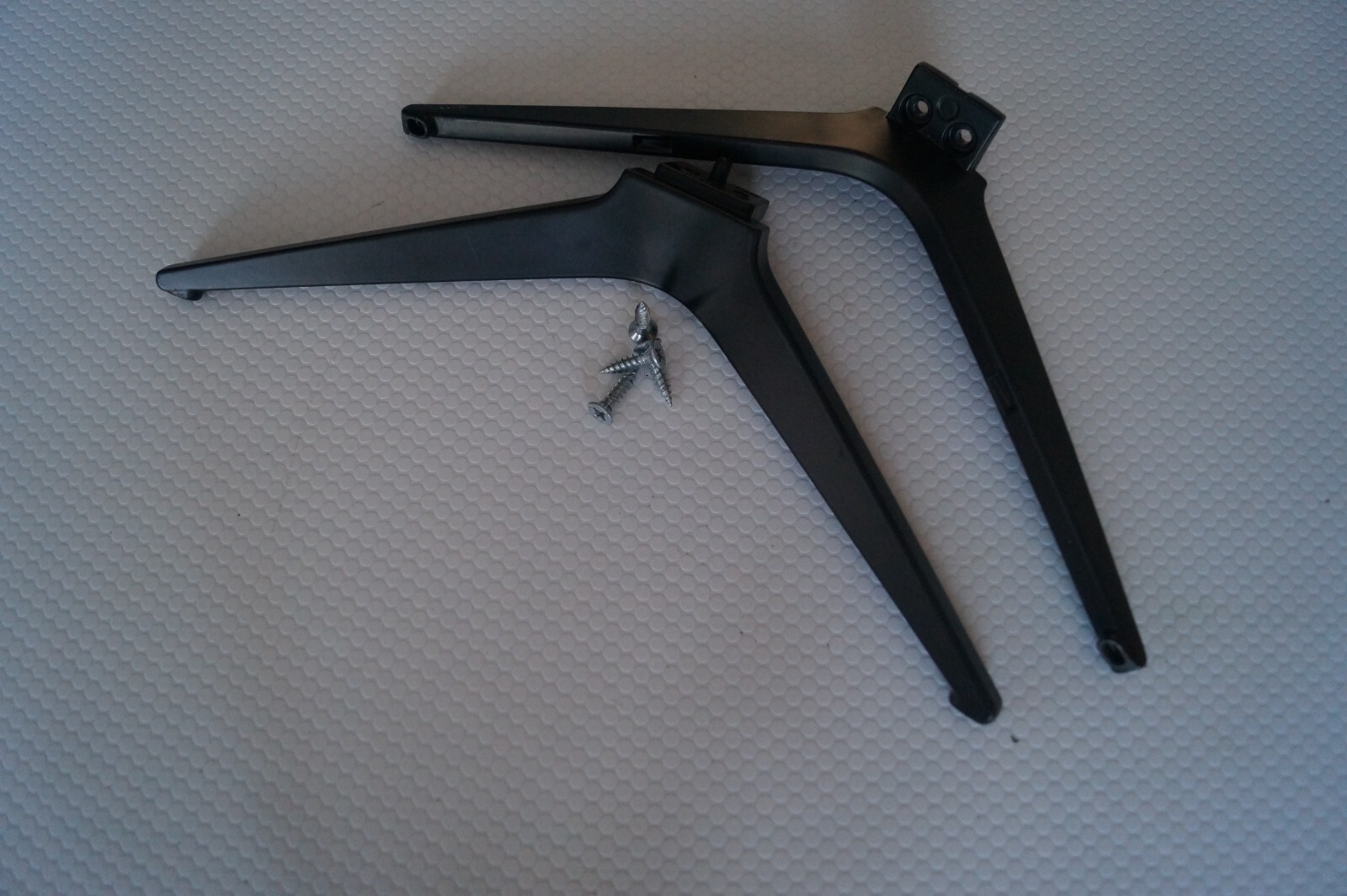 TABLETOP STAND LEGS L & R FOR 55″ POLAROID P55UR19530