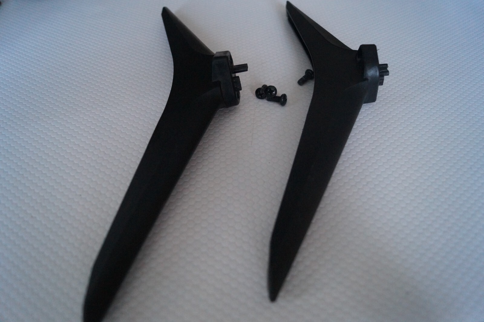 TABLETOP STAND LEGS L & R FOR 65″ HISENSE 65A7100FTUK