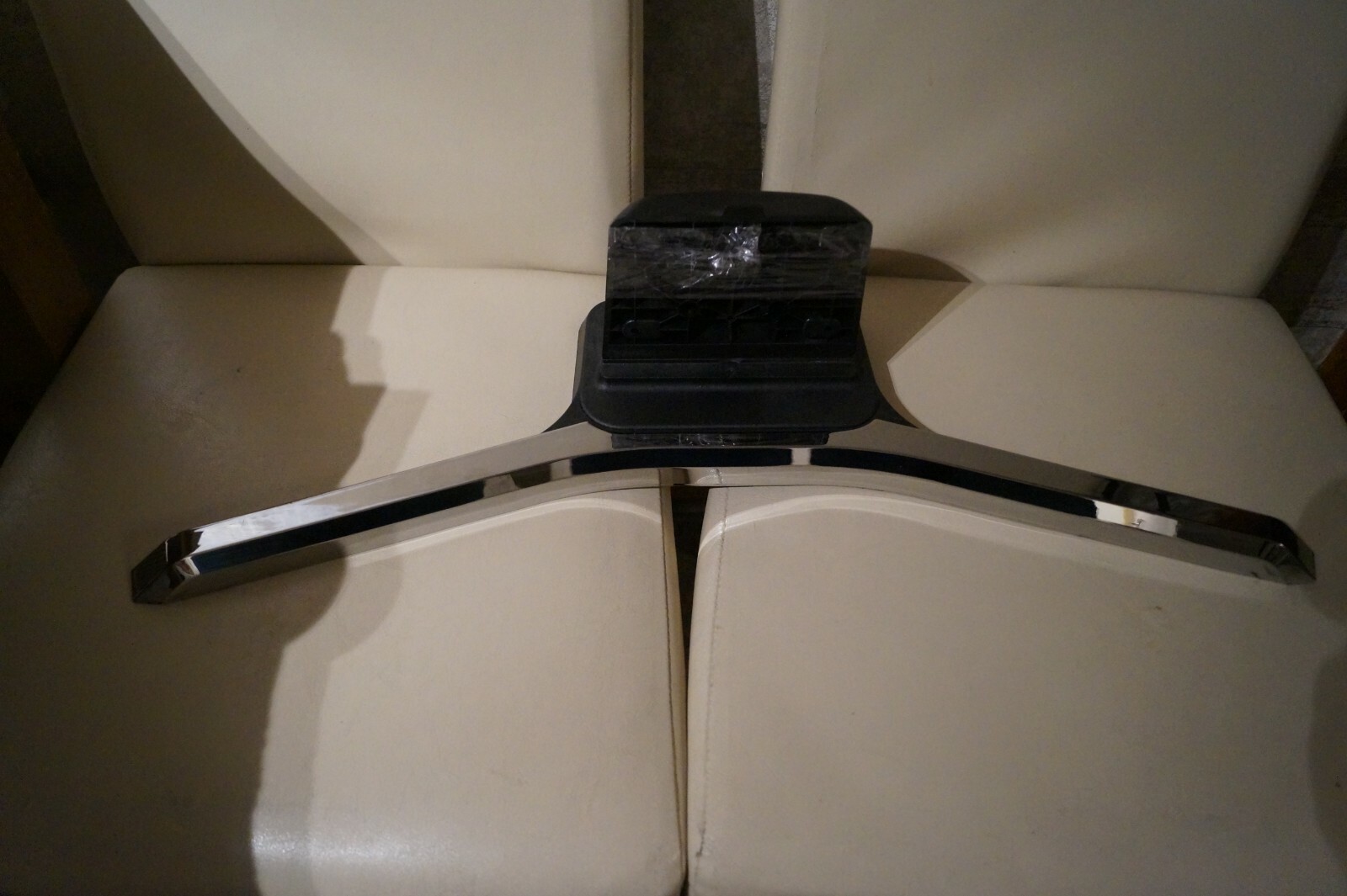 TABLETOP PEDESTAL STAND FOR 43″ HITACHI 43HK25T74U I LED TV, GENUINE + SCREWS