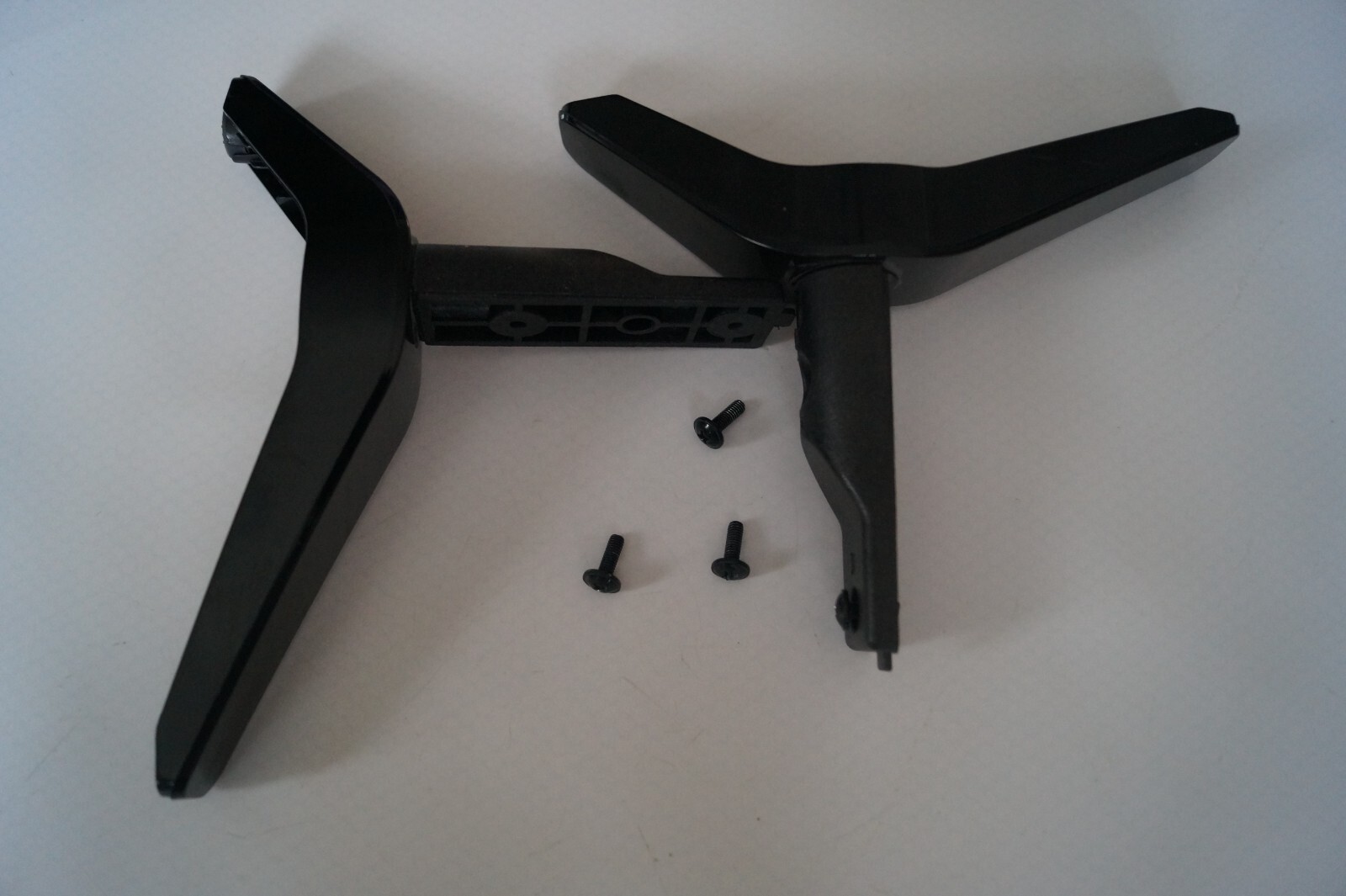 TABLETOP STAND LEGS LEFT & RIGHT FOR 32″ LUXOR LUXC0132004/01