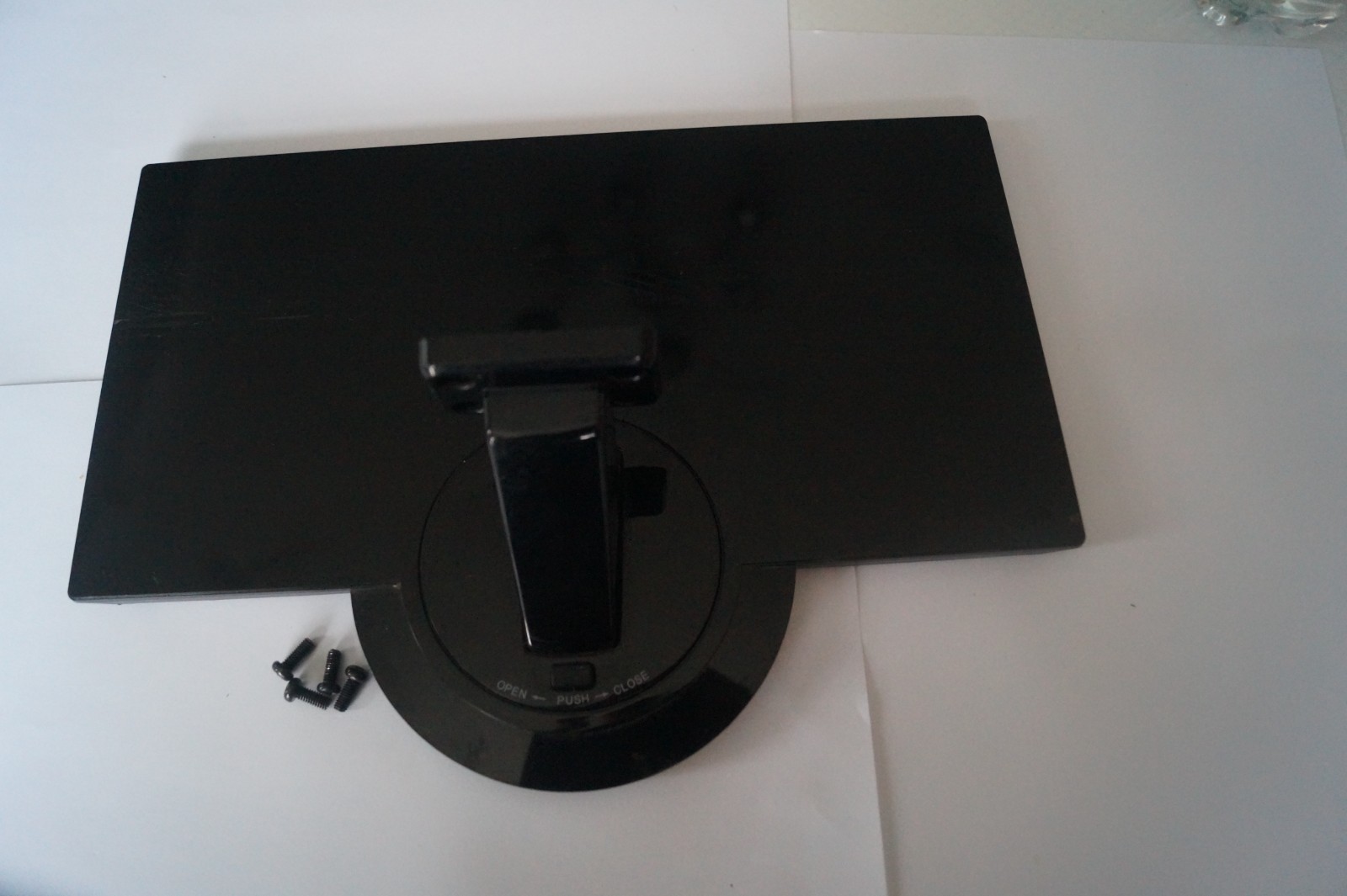 TABLETOP PEDESTAL STAND FOR 21.5″ BLAUPUNKT 215/194J TV GENUINE WITH SCREWS