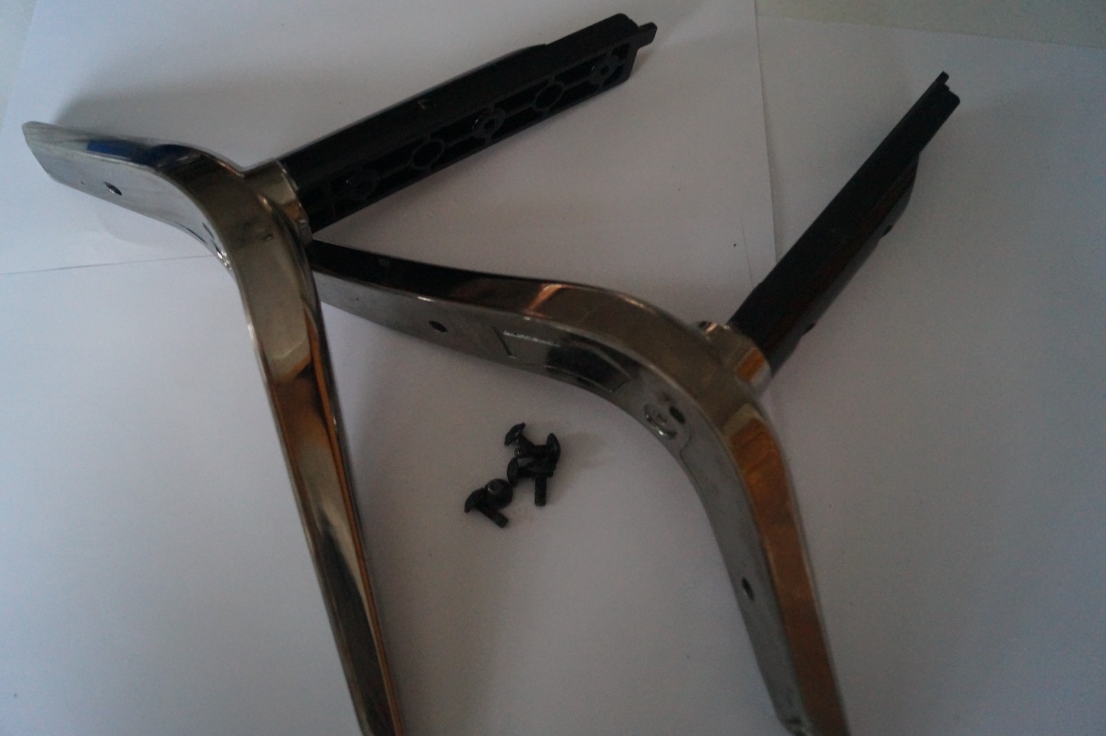 TABLETOP STAND LEGS L & R FOR 55″ BUSH DLED55287FHDCNTD GENUINE WITH SCREWS