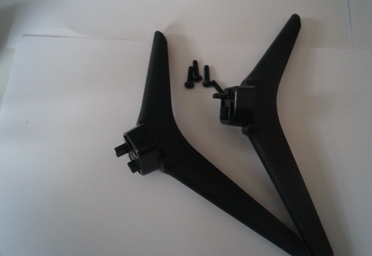 TABLETOP STAND LEGS L & R FOR 43″ HISENSE R43A7200GTUK LED TV, GENUINE + SCREWS