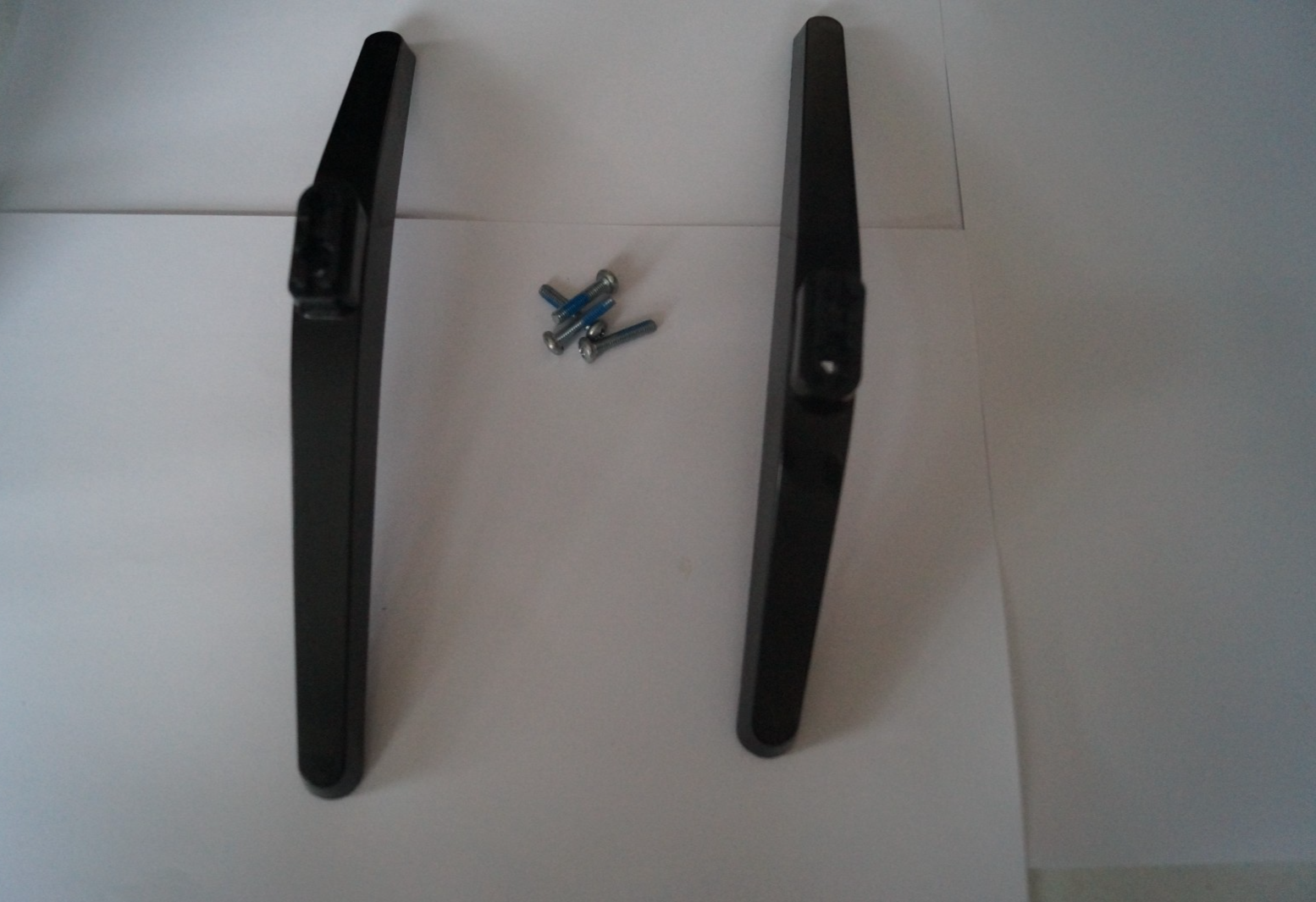 TABLETOP STAND LEGS L & R FOR 39″ HISENSE H39A5600UK + GENUINE SCREWS