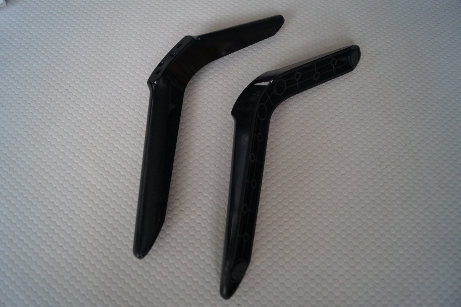 STAND TV LEGS LEFT & RIGHT FOR 40″ LINSAR  40SB10V TV  GENUINE + SCREWS