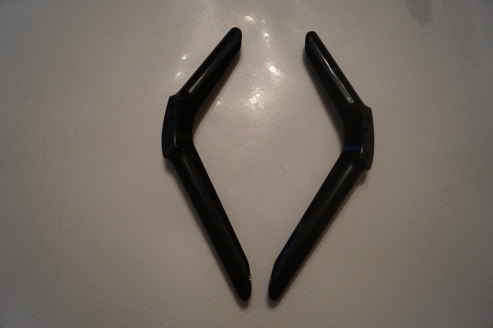 STAND D-320H-S-0516 LEGS LEFT & RIGHT FEETS FOR 32″ LINSAR TV GENUINE + SCREWS