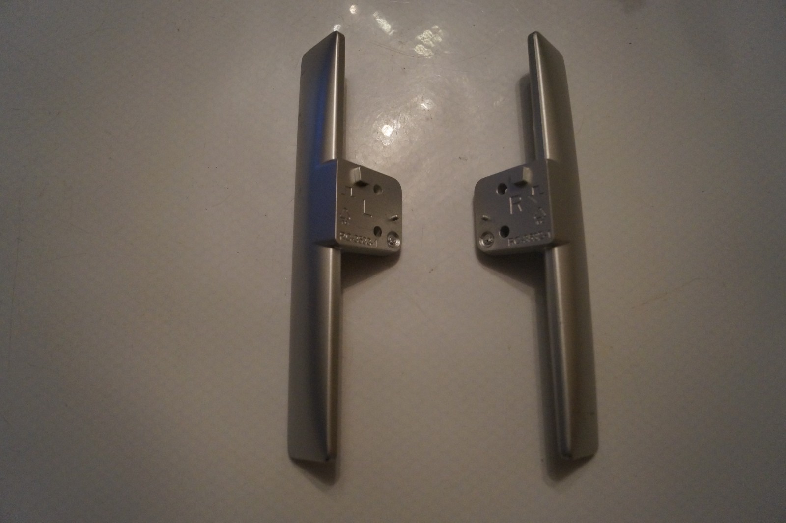 STAND 32PFS6855/05 LEGS LEFT & RIGHT FEETS FOR 32″ PHILIPS TV GENUINE + SCREWS