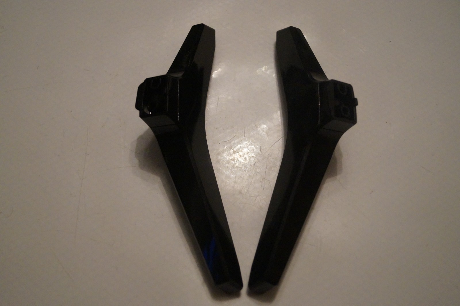 STAND 32/136I LEGS LEFT & RIGHT FEETS FOR 32″ BLAUPUNKT TV GENUINE + SCREWS