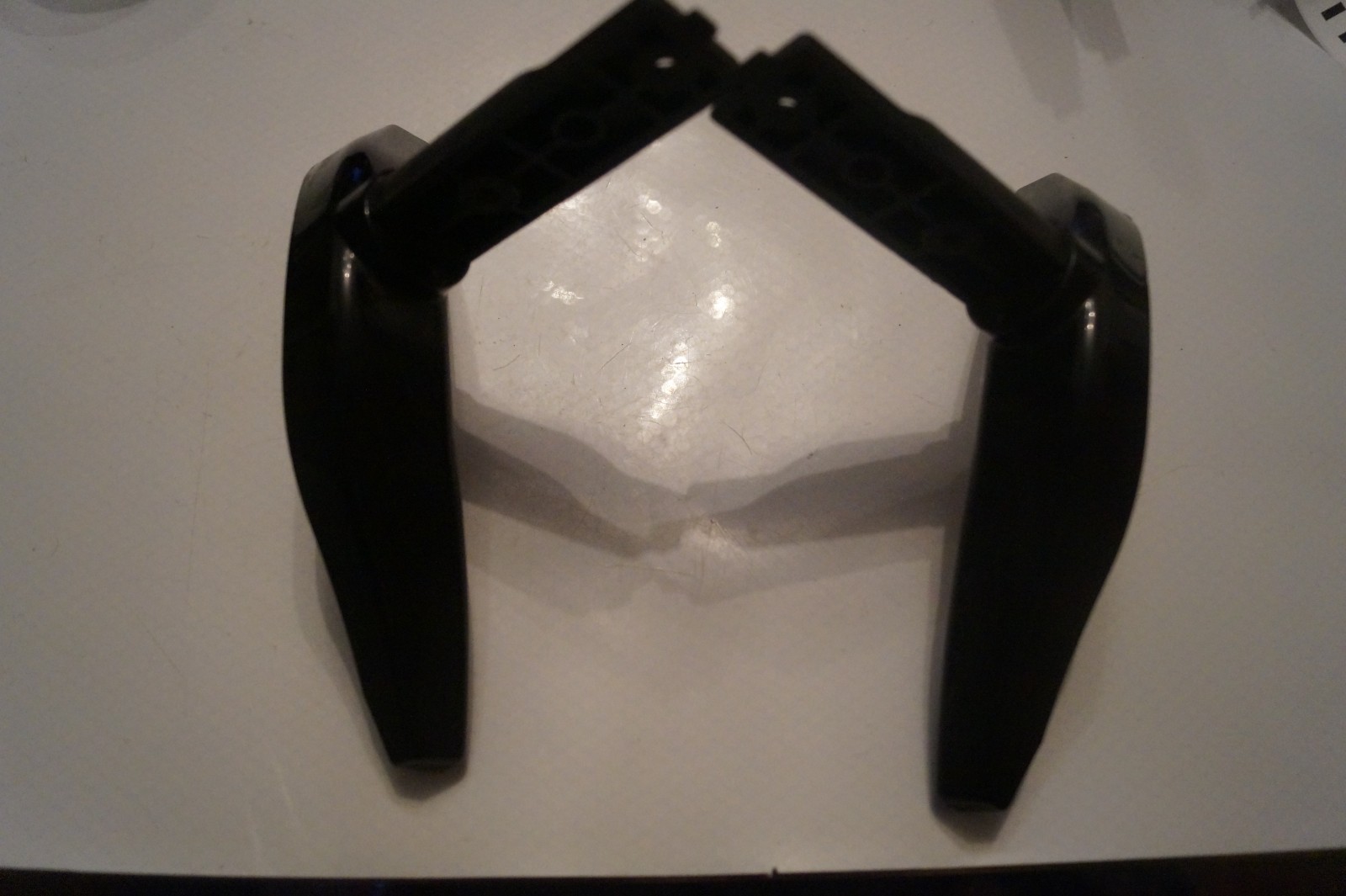 STAND DLED32287HDCNTDFVP LEGS LEFT RIGHT FEETS FOR 32″ BUSH TV GENUINE + SCREWS