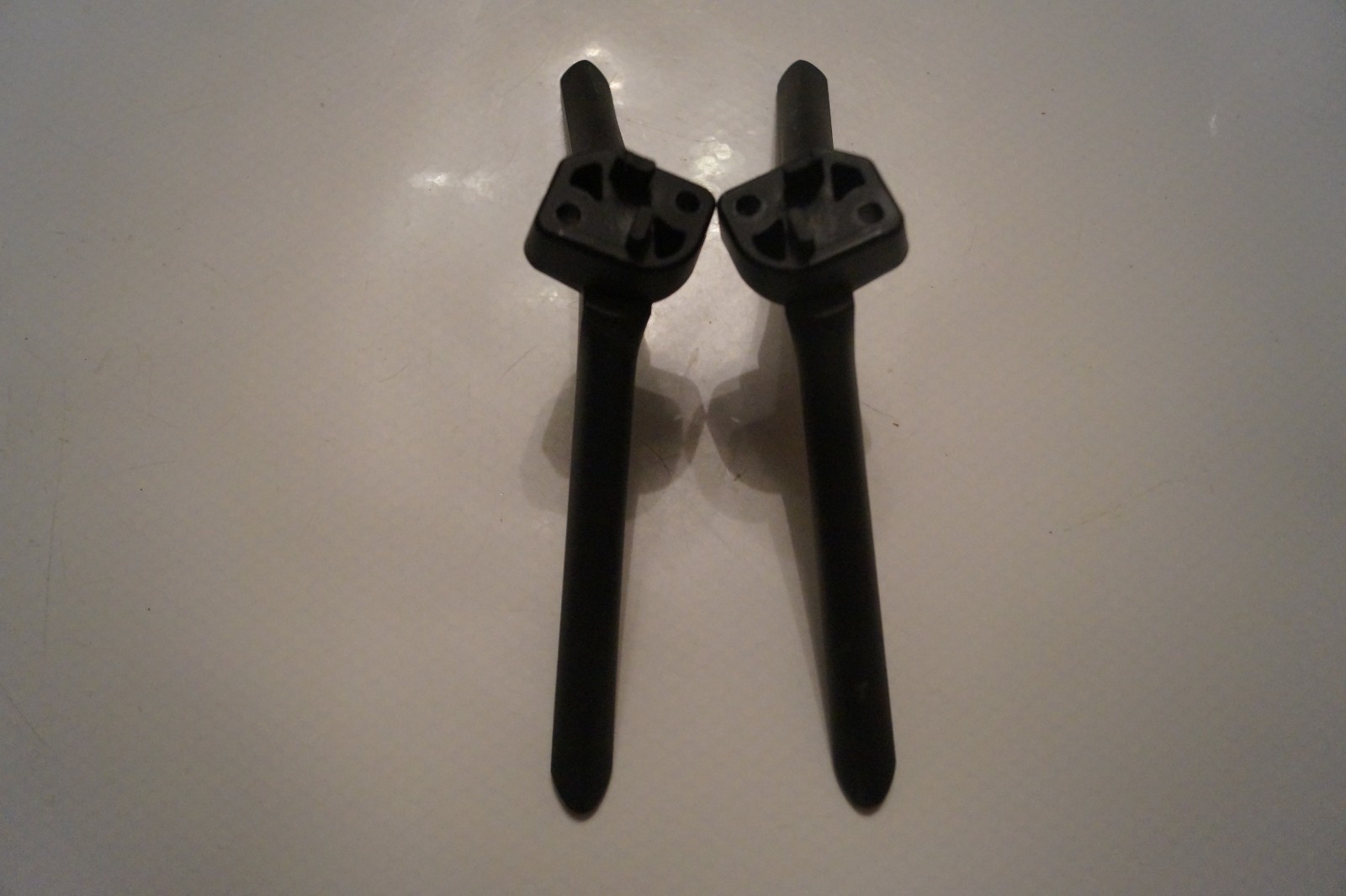 STAND 43A6EGTUK LEGS LEFT & RIGHT FEETS FOR 43″ HISENSE TV GENUINE + SCREWS