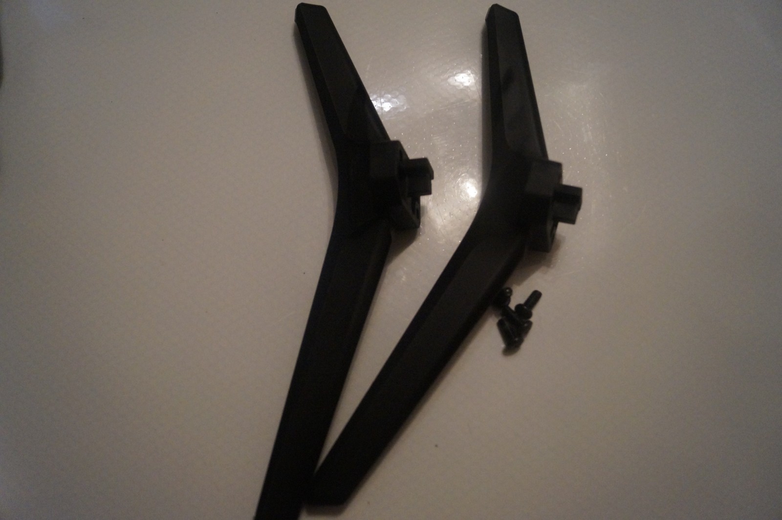 TABLETOP STAND LEGS LEFT & RIGHT FOR 50″ HISENSE 50E7KQTUK