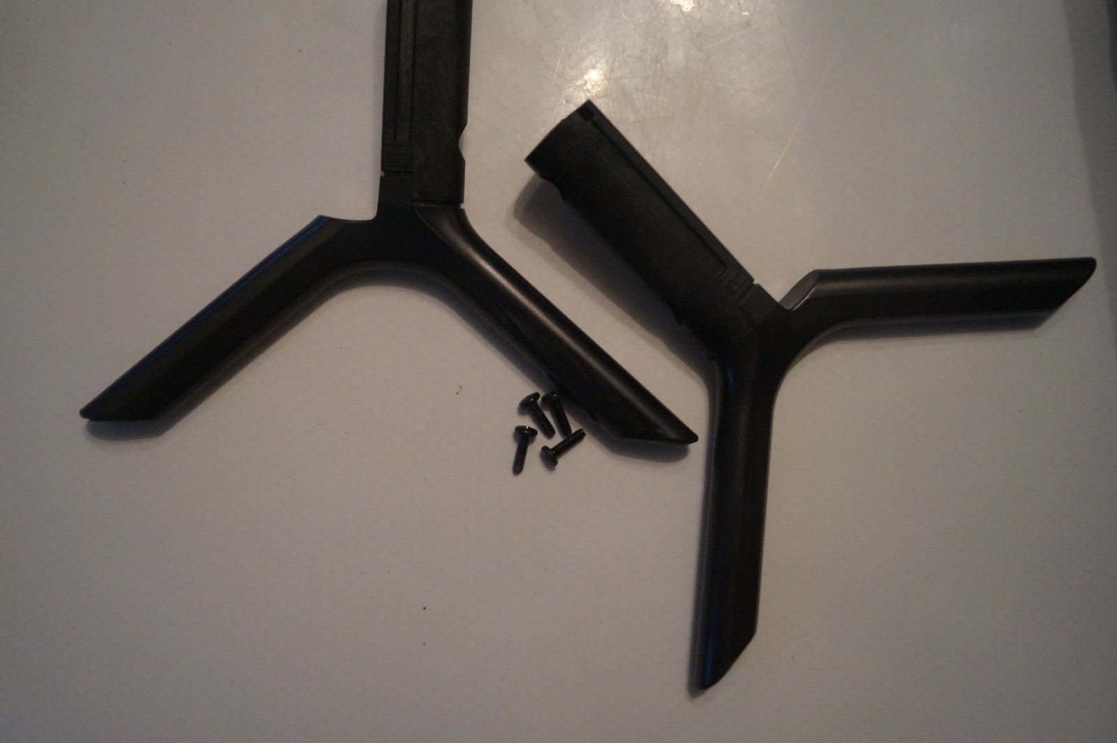 TABLETOP STAND LEGS LEFT & RIGHT FOR 40″ SAMSUNG UE40NU7120K TV GENUINE + SCREWS