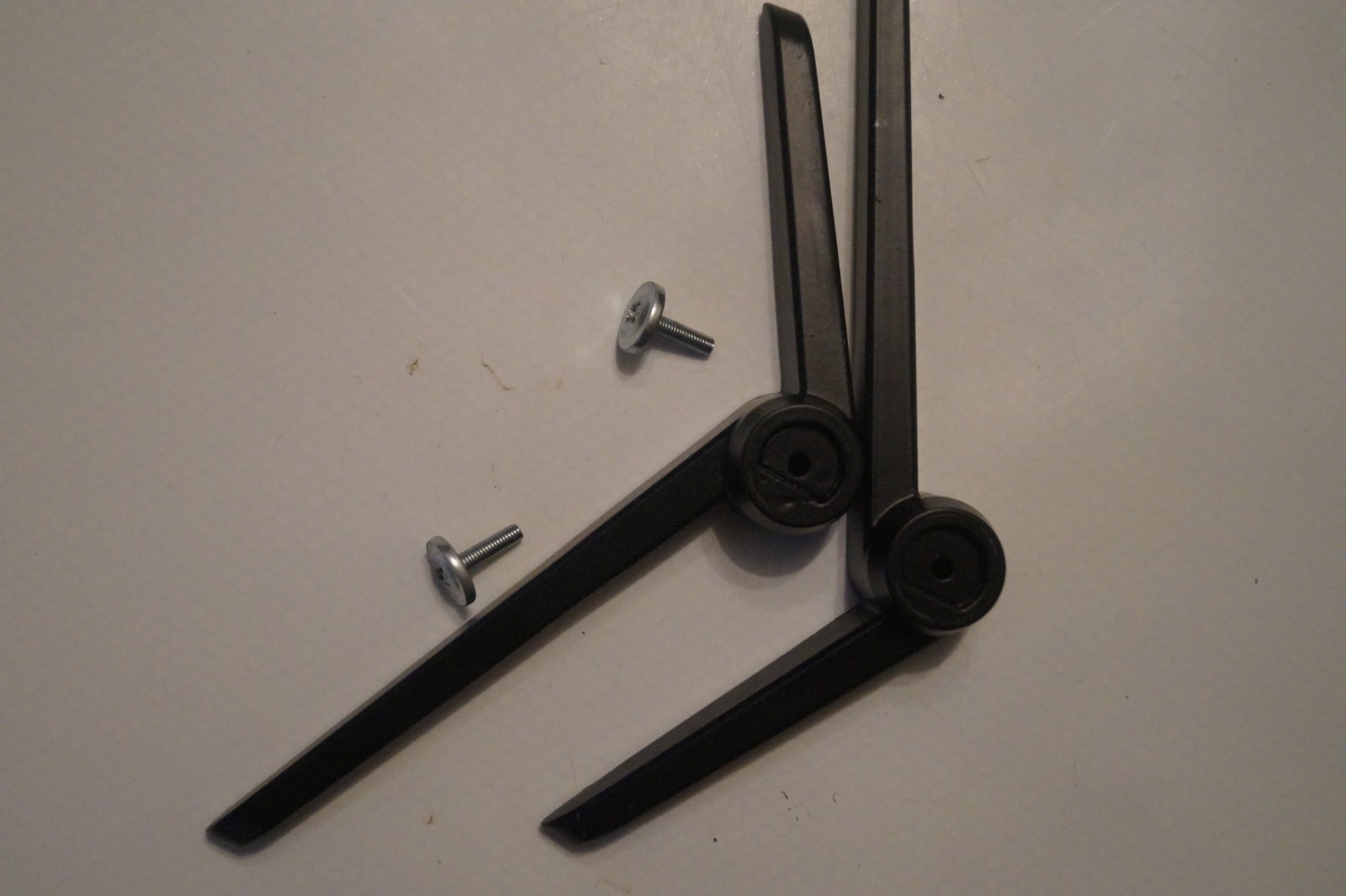 TABLETOP STAND LEGS L & R FOR 58″ BUSH 58UT24SB