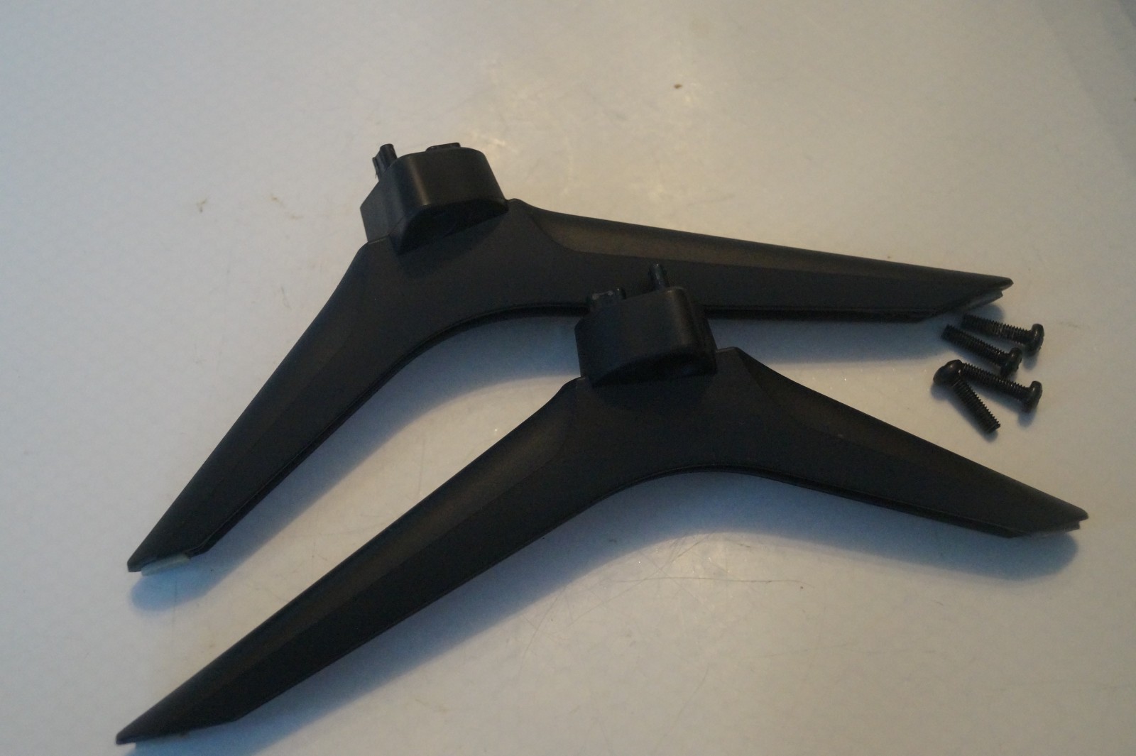 TABLETOP STAND LEGS LEFT & RIGHT FOR 43″ HISENSE 43A6BGTUK TV GENUINE + SCREWS