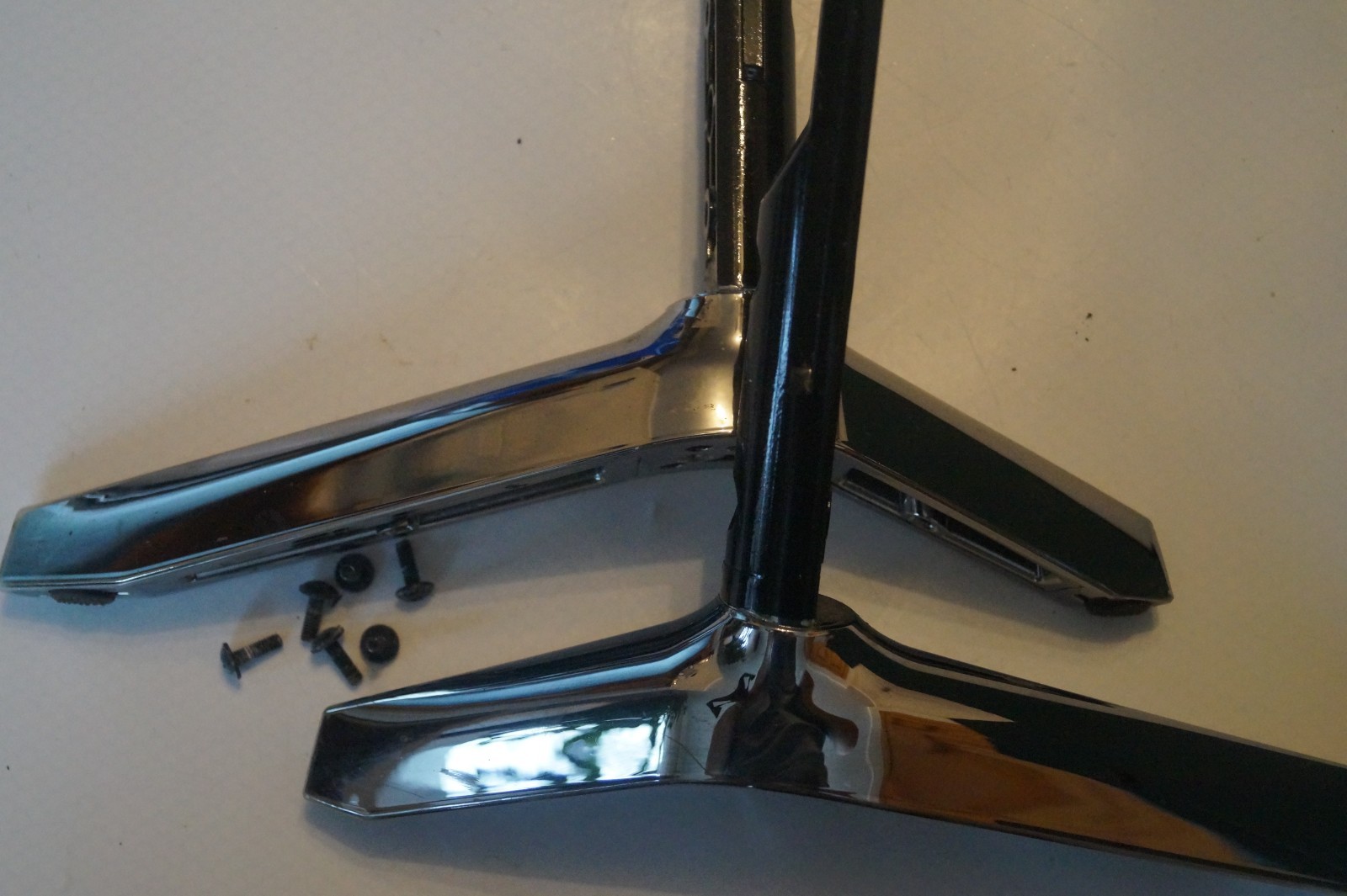 HITACHI STAND TABLETOP LEFT & RIGHT LEGS FOR 43″ HITACHI 43HK6T74U