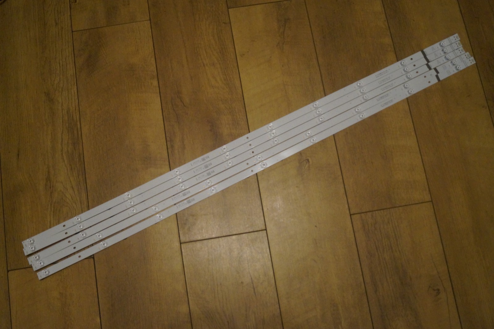 58UT24SB BACKLIGHT LED STRIPS 3xA 2xB FOR 58″ BUSH TV ,SCREEN: VES580QNZT-N2-Z02