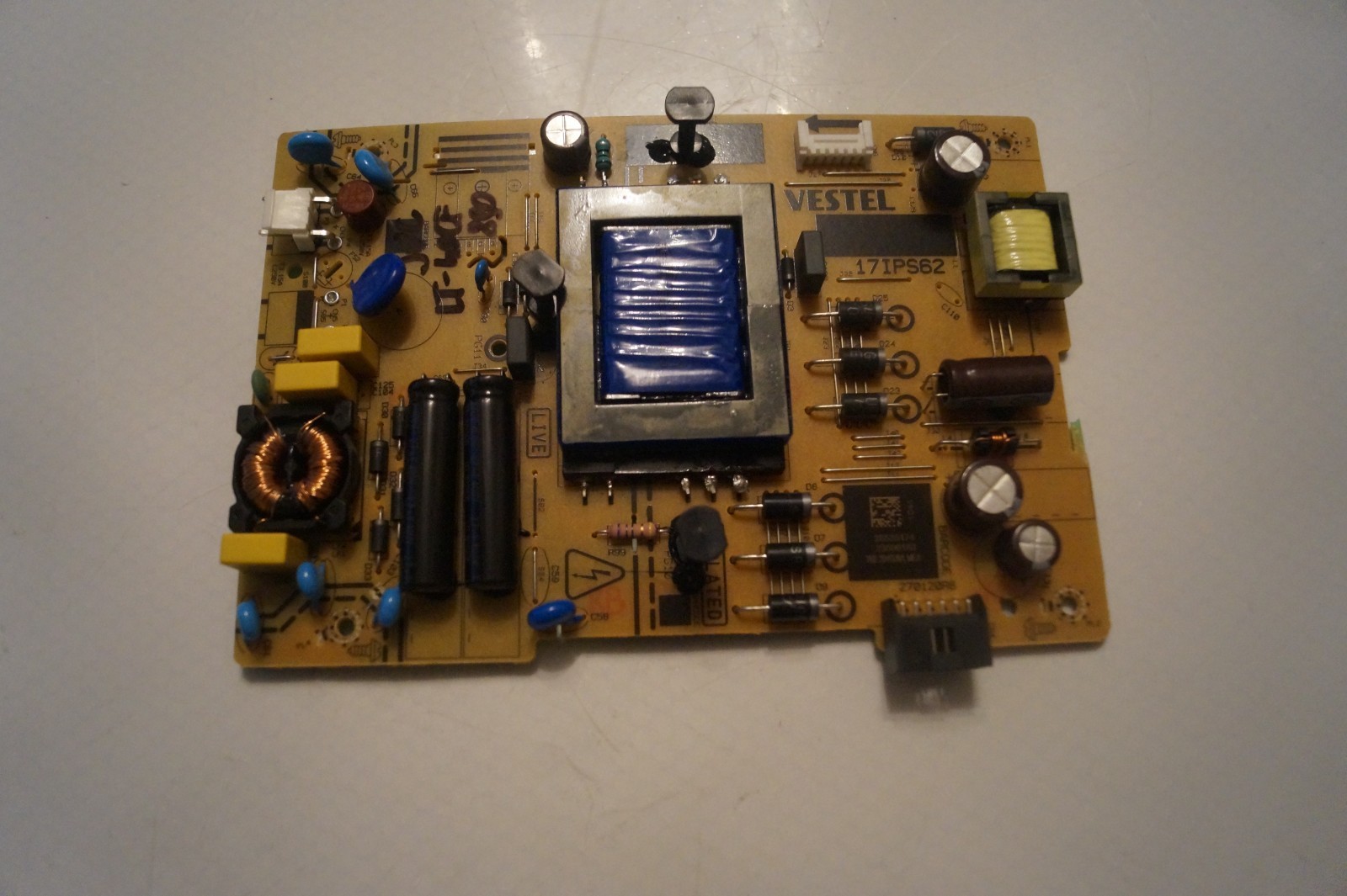 PSU POWER SUPPLY BOARD 17IPS62 23596183 FOR 40″ JVC LT-40CF890 LED TV