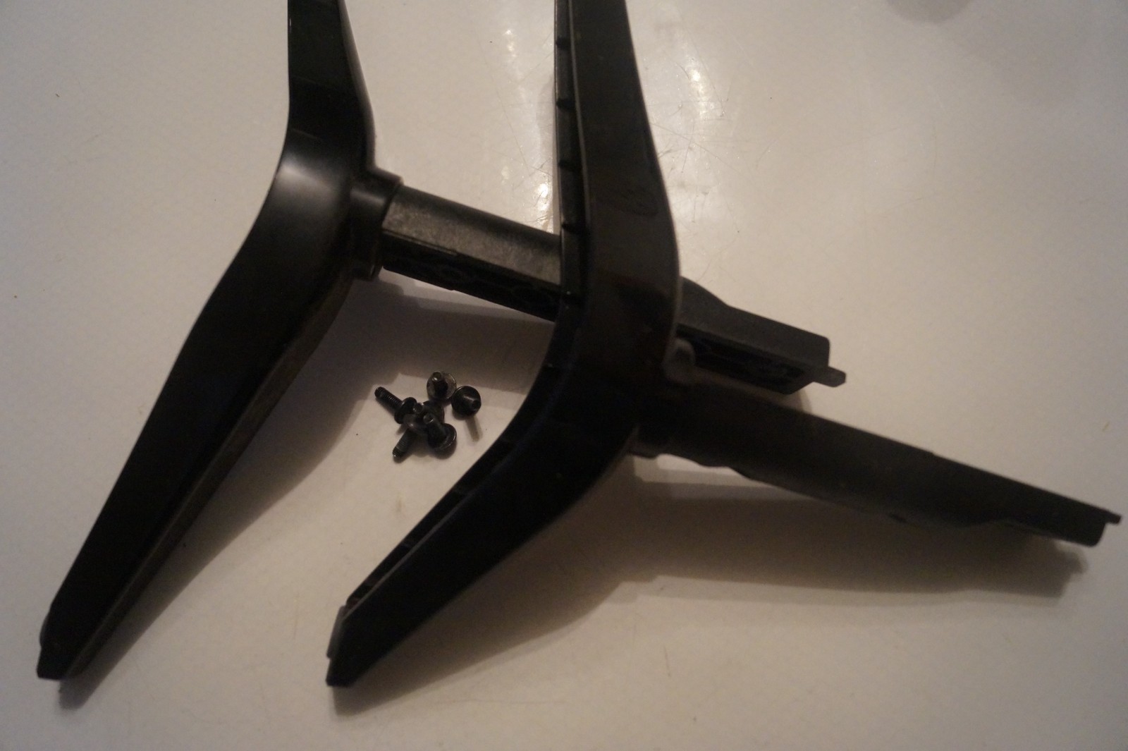 TABLETOP STAND LEGS L & R FOR 40″ BUSH LED40287FHDCNTD GENUINE WITH SCREWS