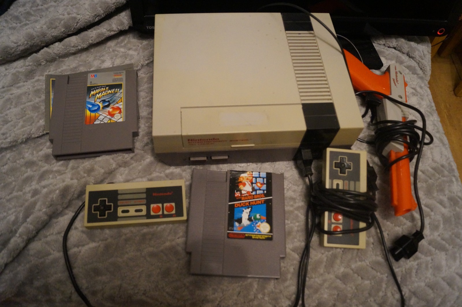 Nintendo Entertainment System NES  Console,2x Game cards ,2x Controller, gun